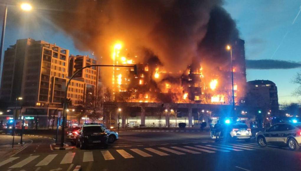 Además, se ha planificado la instalación de un hospital de campaña para atender a los heridos, entre los cuales se encuentran varios bomberos afectados por la complejidad de las operaciones.