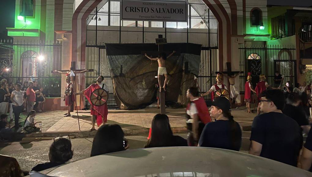 Frente a la iglesia Cristo Salvador se montó el escenario de el Calvario donde crucificaron a Jesús y a los dos ladrones, uno a la derecha y otro a la izquierda. Así se cumplió la Escritura que dice: ‘Fue contado entre los criminales’. Jesús decía: “Padre, perdónalos, porque no saben lo que hacen”. 