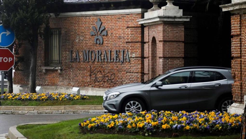 La casa, o bien se podría decir mansión, en la que viviría Mbappé está ubicada en La Moraleja, Madrid. Así se ve la entrada a la lujosa colonia.