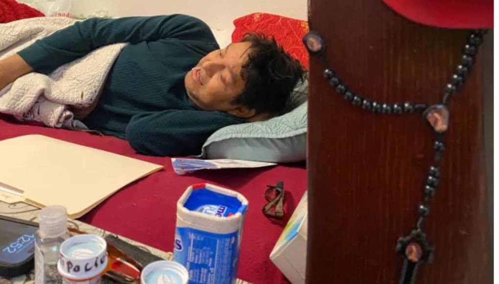 Algunos de los amigos, familiares y vecinos que lo acompañaron a bien morir, llevaron rosarios, botellas de agua bendita y encendieron veladoras blancas mientras caía la lluvia afuera de su habitación