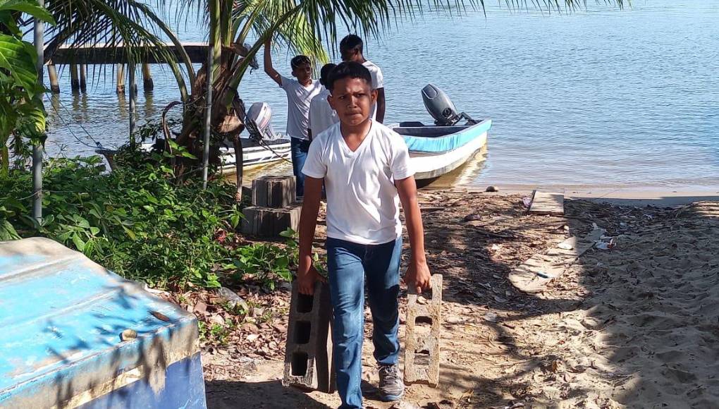Los estudiantes se suman a las actividades organizadas por el colegio para la construcción de obras de infraestructura.