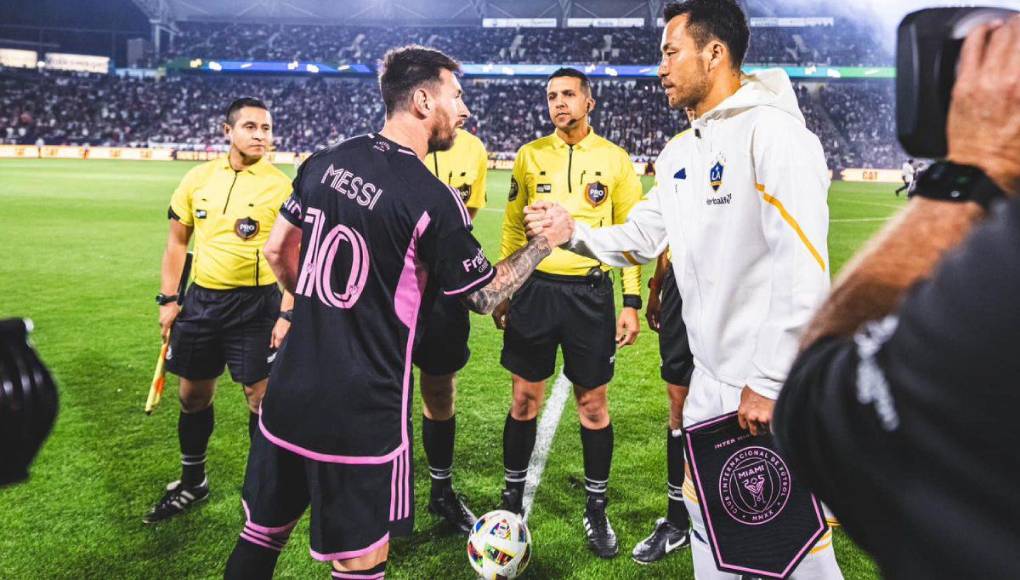 Anuncios del VAR en el estadio: Las determinaciones del VAR serán explicadas y anunciadas por el árbitro a los hinchas presentes en el estadio.