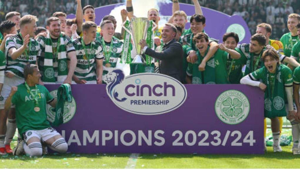 Brendan Rodgers, DT del Celtic, levanta el título de campeón con sus pupilos del Celtic de Escocia.