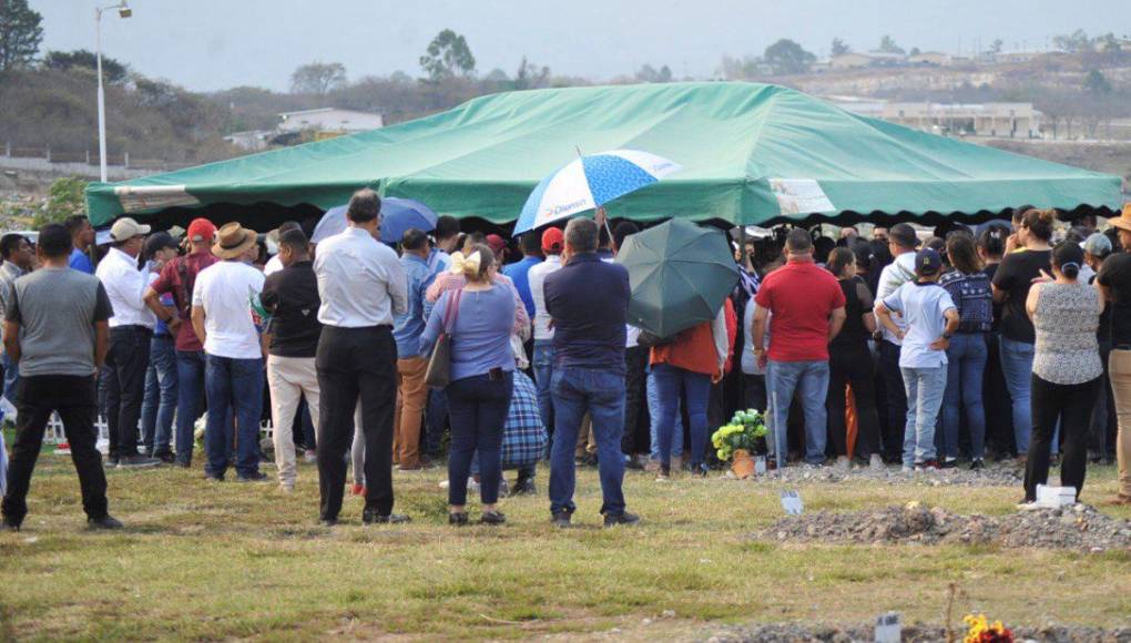 Amigos y familiares de Rubén Matamoros se hicieron presentes para expresarle las muestras de dolor por este momento difícil que pasa.