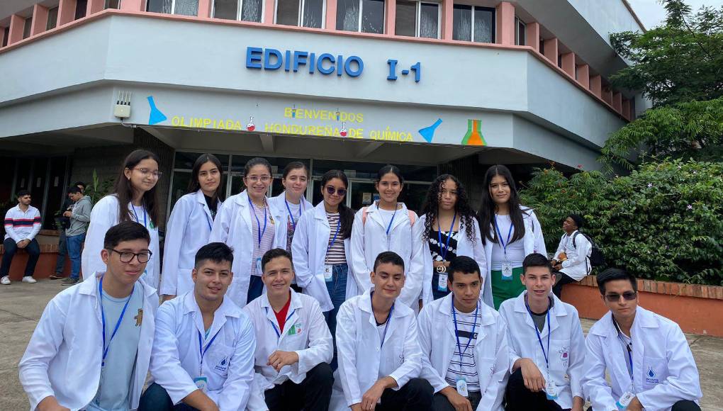 <b>Las trillizas pidieron más apoyo no solo para las olimpiadas de matemáticas, sino también para las de química y física en las que también ellas participan. El año participaron en la olimpiada nacional de química y obtuvieron medalla de bronce y mención honorífica, quedaron en el lugar 10 y 13 nacional en su primera participación.</b> 
