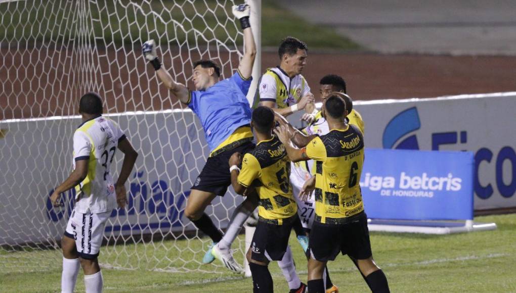 Benavídez evidenció que la portería no es lo suyo ya que el Génesis descontó en la recta final en una acción donde Jhow se equivocó. 