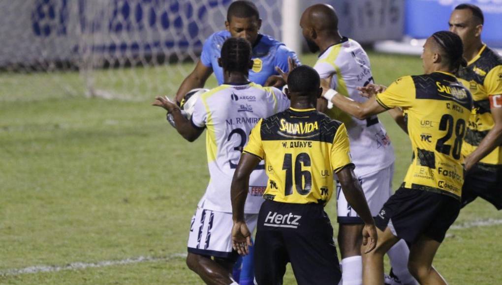 Roberto Moreira le lanzó primero un codazo en el estómago y Buba López reaccionó con una patada. Para mala fortuna del portero solo él fue expulsado.