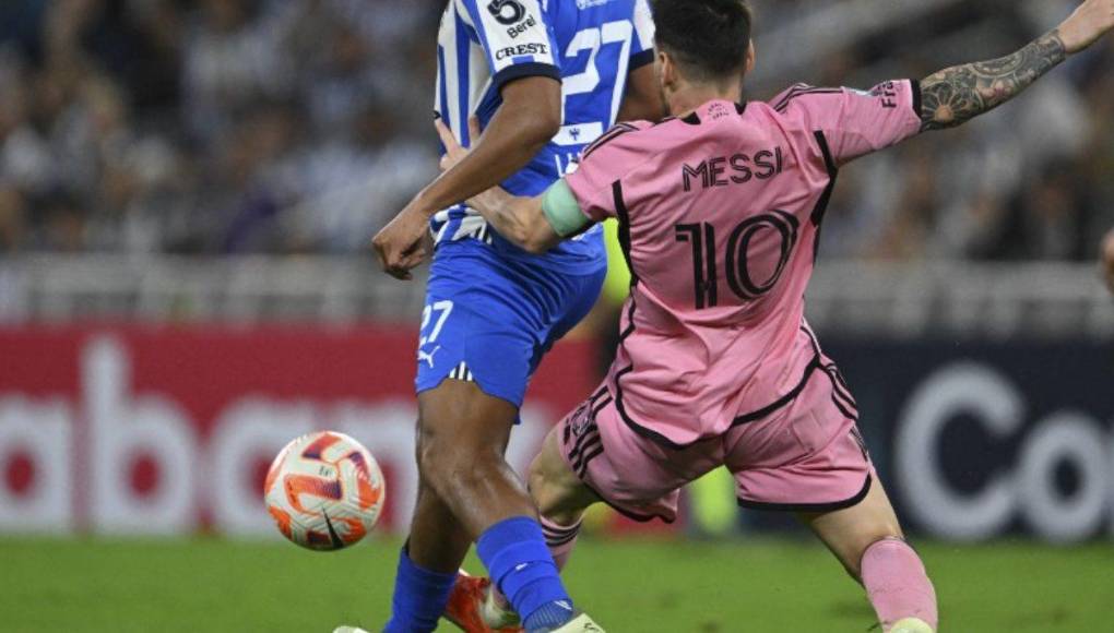 Messi inclusive se vio marcando en el partido ya que sus compañeros se mostraron deficientes. 