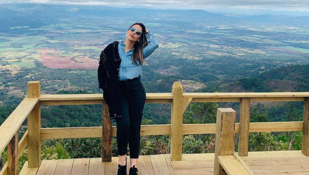 Paola Lazzaroni luce impecable, ahora a la televisión solo llega como invitada, dejó de laborar hace unos años en esta área.