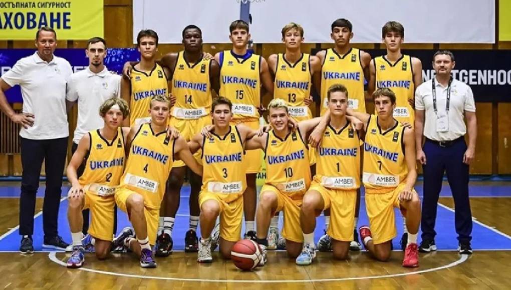 “En la víspera de su próximo partido los jóvenes jugadores de baloncesto fueron atacados con cuchillos en la calle simplemente por el hecho de ser ucranianos”, se lee en el comunicado, en el que se explica que el otro jugador atacado, Artem Kozachenko, está en cuidados intensivos.