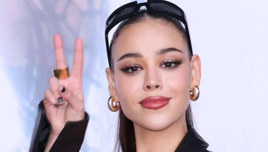 “En el disco hay una canción que se llama “Platónik” que se la escribo a una chica de la cual yo me enamoré en España”, confesó Danna en Podcast del Momento. “Fue muy fuerte porque nunca se lo dije. Entonces esta es mi carta de amor a mi amor platónico” .