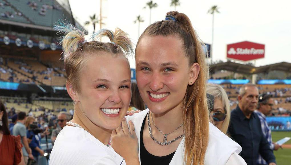 Su primera relación pública fue con Kylie Prew, a quien conoció en un crucero en 2020. Comenzaron a salir oficialmente el 8 de enero de 2021. Aunque tuvieron una ruptura en octubre de ese mismo año, parecían haberse reconciliado en abril de 2022. Sin embargo, para agosto, Prew reveló que habían terminado nuevamente. Después de su relación con Prew, Siwa ha sido vinculada con la influencer Katie Mills y el creador de contenido Avery Cyrus.