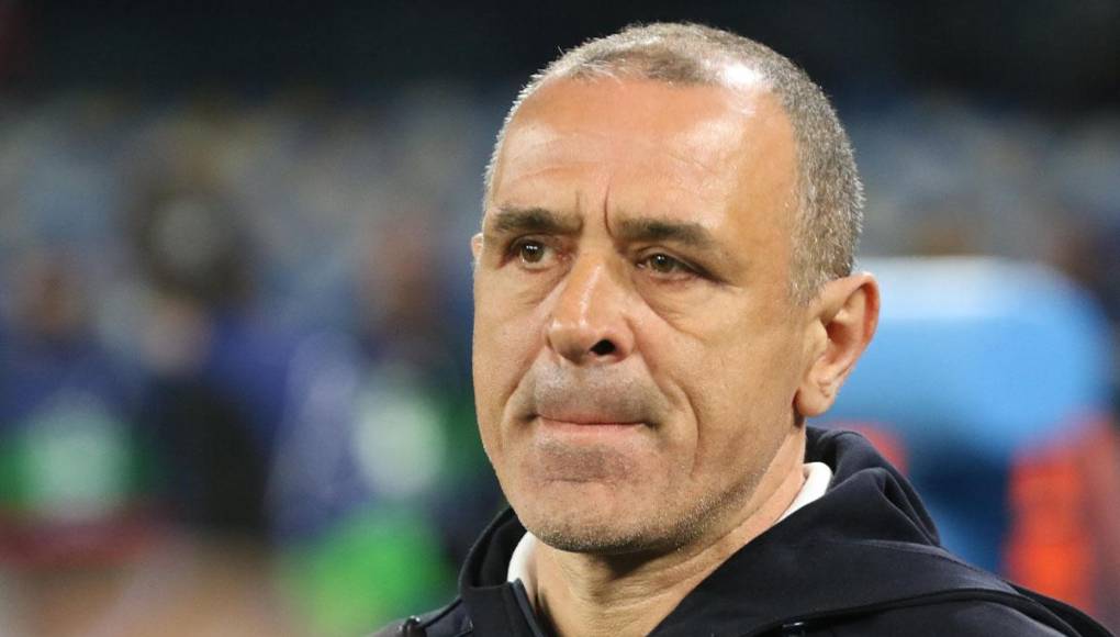 Francesco Calzona hizo su debut como DT del Napoli y fue en el duelo ante Barcelona. 