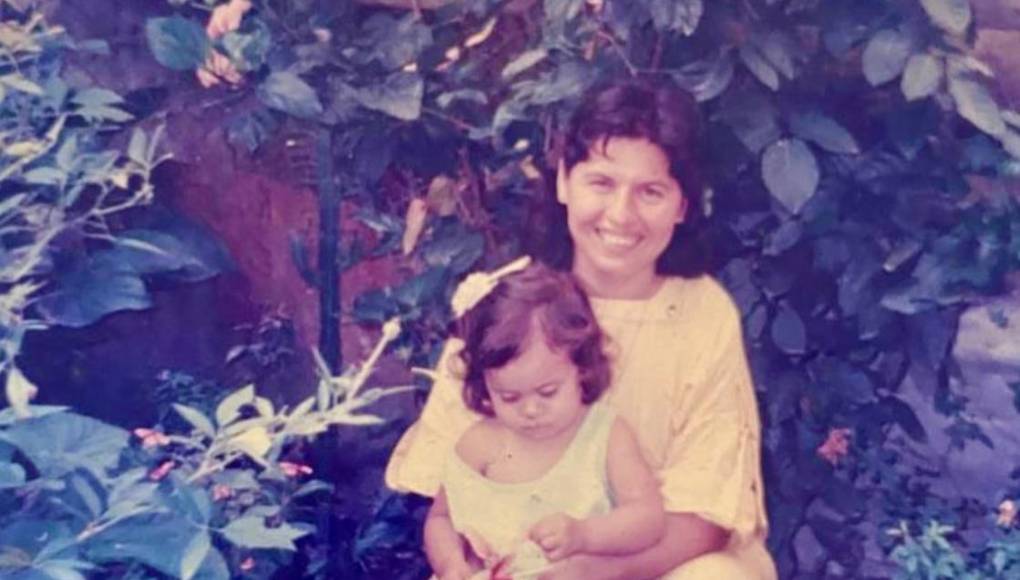 Desde pequeña, Cook desarrolló un gusto por las flores heredado de su madre, a quien considera su inspiración.