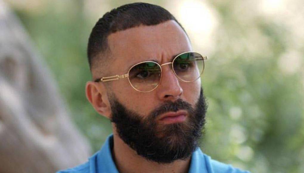 Las críticas iniciaron desde diciembre del año anterior, cuando no estuvo presente en la pretemporada, lo cual generó una polémica con el entrenador Marcelo Gallardo, sumado a esto, el actual rendimiento de Benzema han despertado cientos de comentarios. 