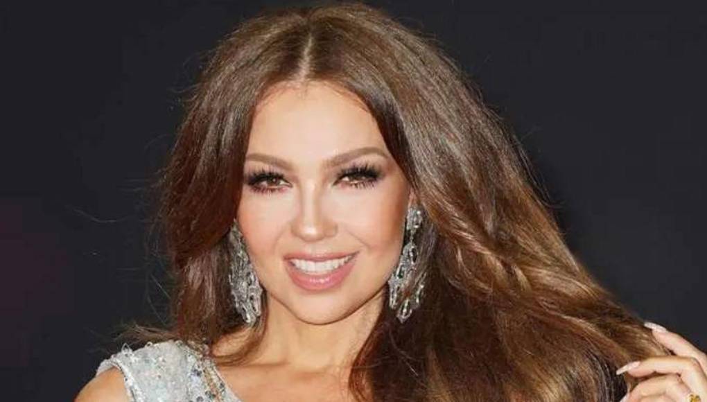 Thalía, la icónica cantante mexicana, generó revuelo en las redes sociales al publicar un mensaje que aludía a su estado civil. En una foto de Instagram donde luce un atuendo glamoroso, la artista escribió: “estar soltera combina con mi outfit”.
