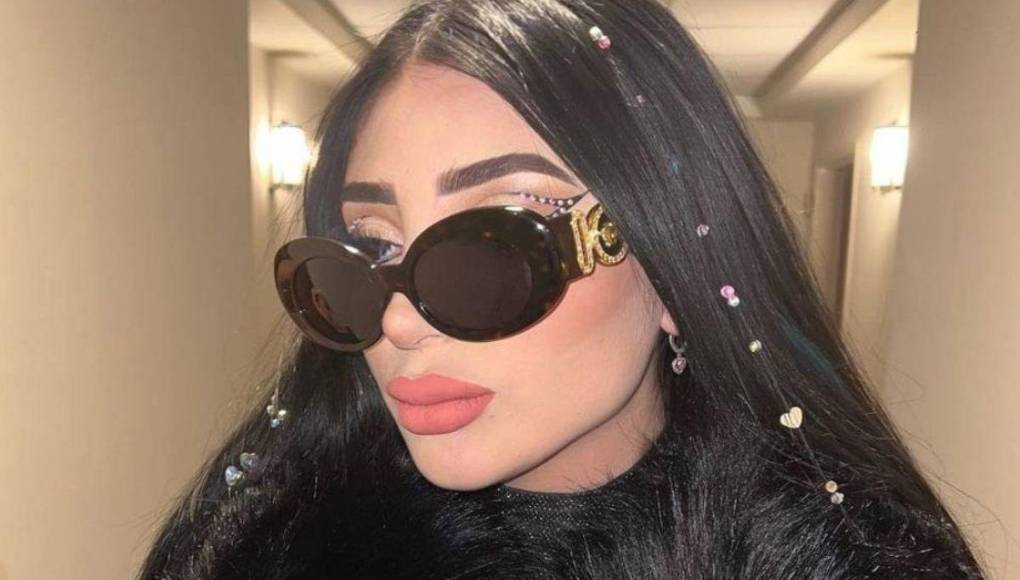 Una extensionista acusa a la cantante de ‘La Gatita’ de deberle miles pesos de extensiones de cabello natural, y ya hasta la denunció por presuntas amenazas en las que advierte no le pagará ni un peso y que si exhibe dicha deuda destruirá su negocio.