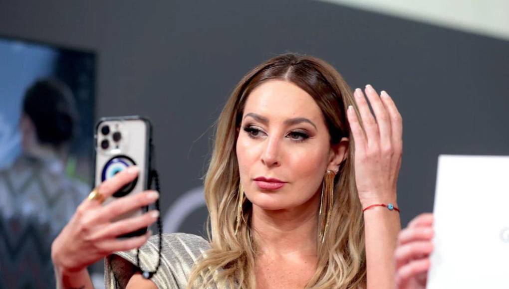 En el video se escucha a Geraldine decir: “Cuando le puso el cuerno hasta con Sara, Sara muy inteligente comenzó a mandarme mensajes por instagram”.