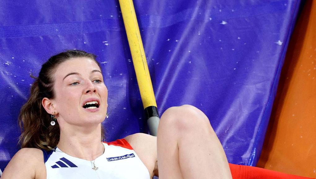 A sus 24 años, Chevrier enfrentaba su primer intento de superar los 4,65 metros en la competencia de salto con pértiga cuando sufrió un accidente que conmocionó al público presente y a los espectadores alrededor del mundo.