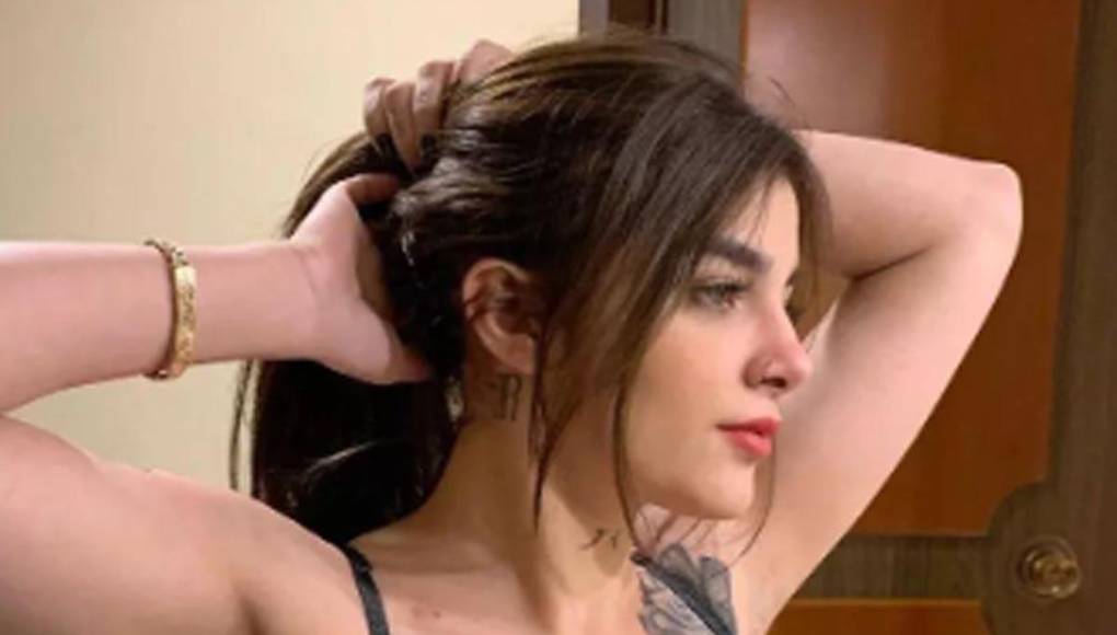 Karely Ruiz mantuvo en encuentro sexual con su fanático como “pago” por haberse grabado su rostro en la piel.