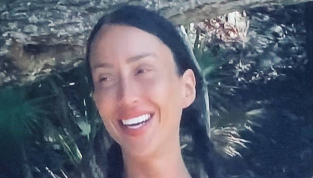 Aurah junto a varios participantes se encuentran en los Cayos Cochinos ya que en dicho lugar es donde se realiza el reallity Supervivientes. 