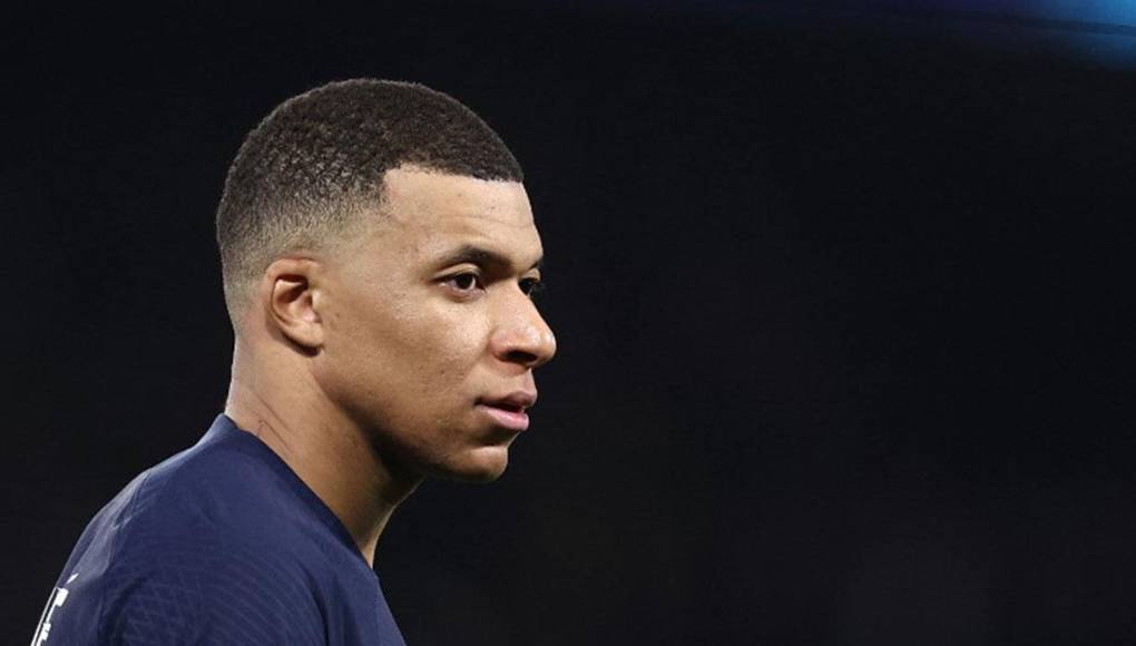 La primera conversación de Mbappé con sus compañeros: Les informó que tomó la decisión de hacer público su futuro para aislar al equipo de las conjeturas que hacían los medios, pudiendo centrarse así en el aspecto deportivo.
