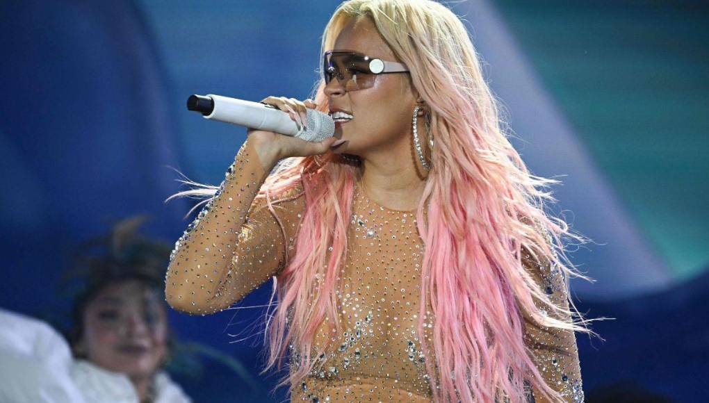 Relata que de la desesperación comenzó a esquivar a la gente para poder pedir ayuda en el área médica, por lo que ahí le indicaron que debía enjuagar el ojo para retirar el resto, sin embargo, el personal médico tomó la decisión de enviarla al hospital más cercano, pues no contaban con las herramientas necesarias.