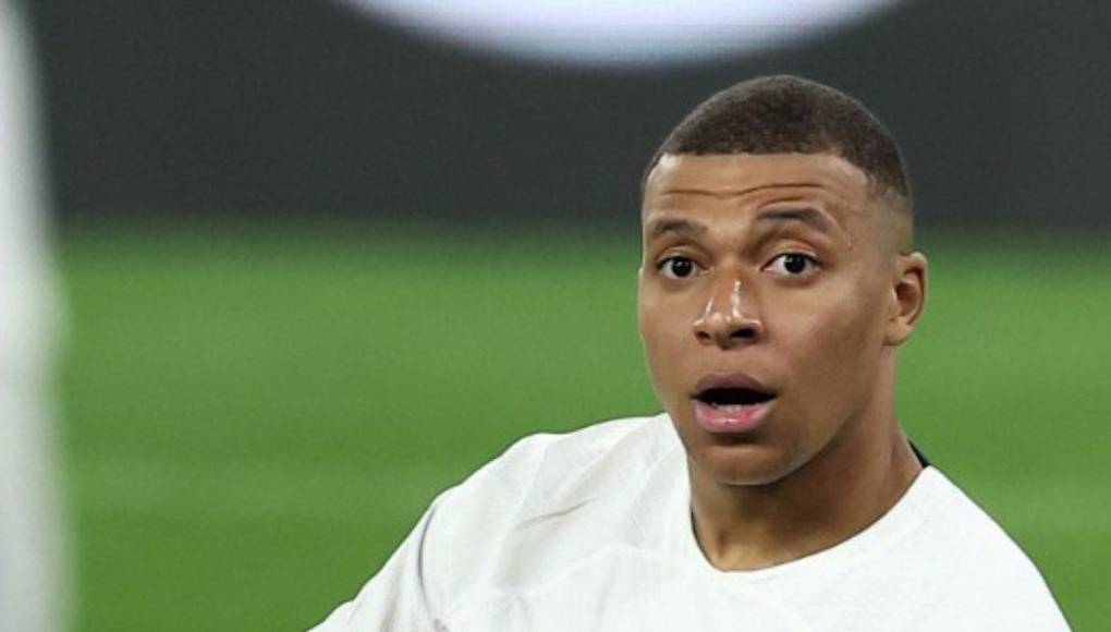 En la segunda parte, Mbappé fue colocado como extremo por el sector izquierdo y llevó más peligro.