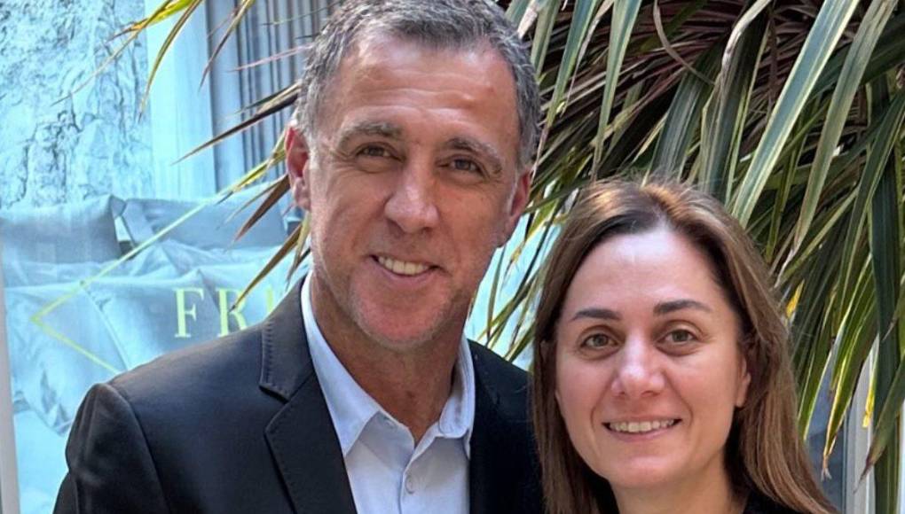 En 2011 se convirtió en miembro de la Gran Asamblea Nacional de Turquía. Años más tarde logró escapar de Turquía, país que le quitó la nacionalidad, embargó sus cuentas corrientes y negocios, y emigrar a Estados Unidos