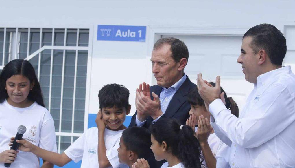 Emilio Butragueño compartió por varios minutos con los pequeños de la Fundación Real Madrid.