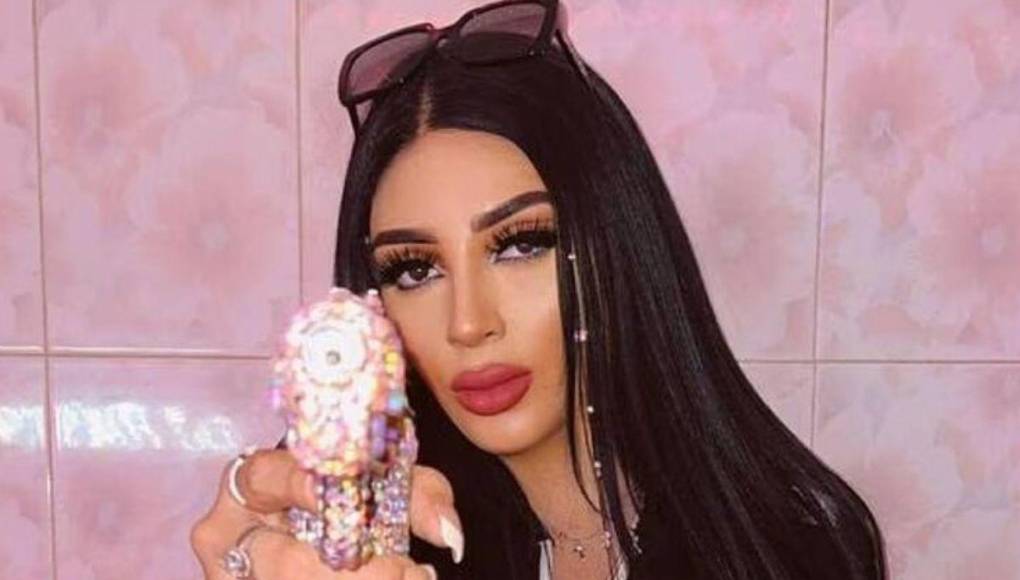 “Es una persona falsa. Le gusta inculcar miedo en los demas. Yo tengo un documento dónde levanté una denuncia porque ella asegura que me va destruir”, comentó Betzel Chávez en el canal de YouTube de Gustavo Adolfo Infante.