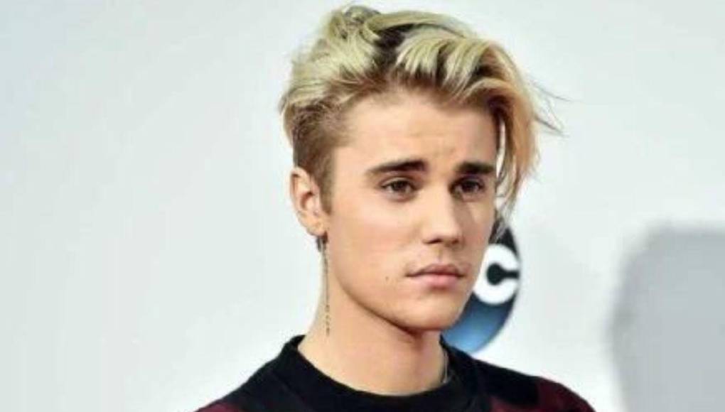 Ya siendo una estrella de talla mundial, Bieber se atrevió a más cambios como pintarse el cabello de rubio y un estilo más alocado.
