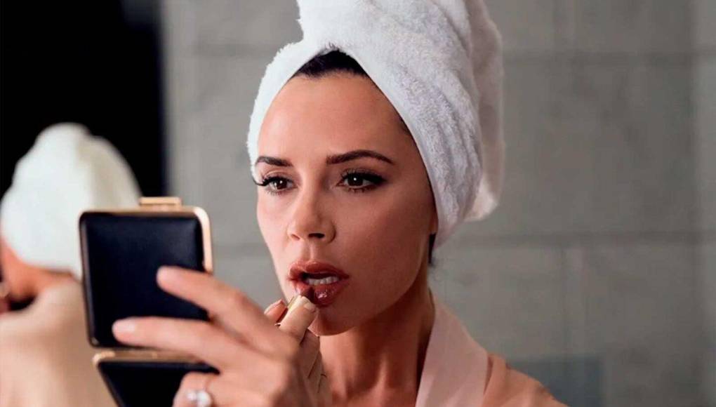 Ahora, a sus 50 años, luce un físico envidiable y comparte sus rutinas de cosmética, maquillaje y entrenamiento en redes sociales. Recientemente, mostró sus tonificados brazos en el gimnasio: “¡entrenamiento temprano con mi marido!”, escribió diciendo que el ejercicio fue “difícil” y bromeando sobre su expresión: “debo trabajar en mis caras”.