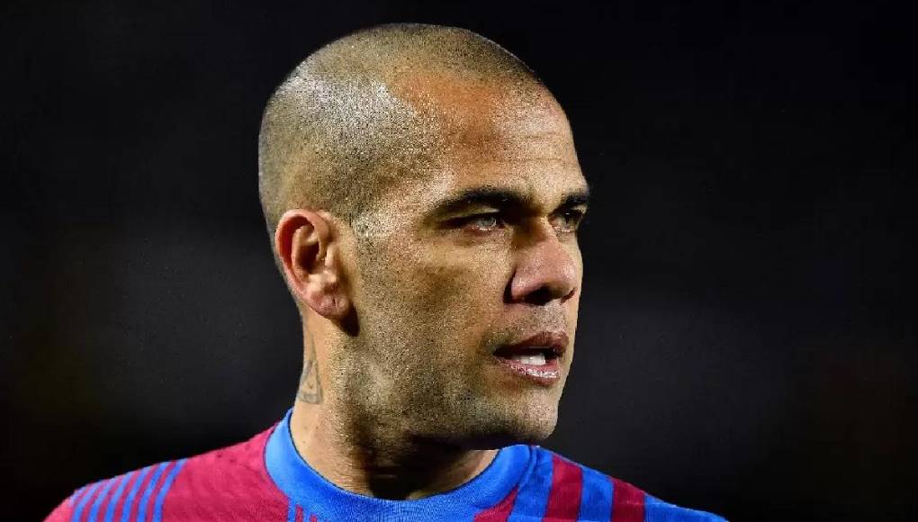 Sin embargo, debe cumplir con la obligación de entregar sus dos pasaportes -español y brasileño-, no salir de España y comparecer semanalmente ante el tribunal.