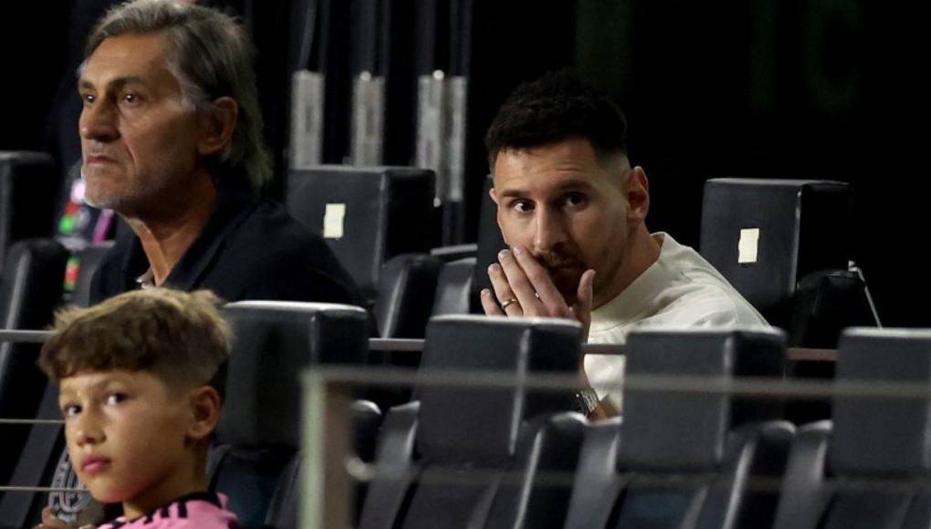 De acuerdo a lo informado por los citados periodistas, Lionel Messi, pese a no jugar el partido, junto a Luis Suárez y al técnico Gerardo Martino fueron a buscar al árbitro Walter López a los vestuarios. “Hablaron en tono fuerte“.