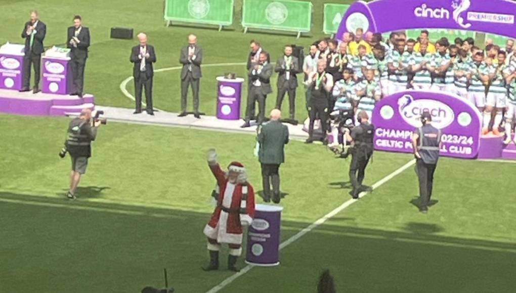 Santa Claus fue la gran sorpresa en Celtic Park, ya que él llevó la copa de la Liga de Escocia hasta el estrado de la ceremonia.