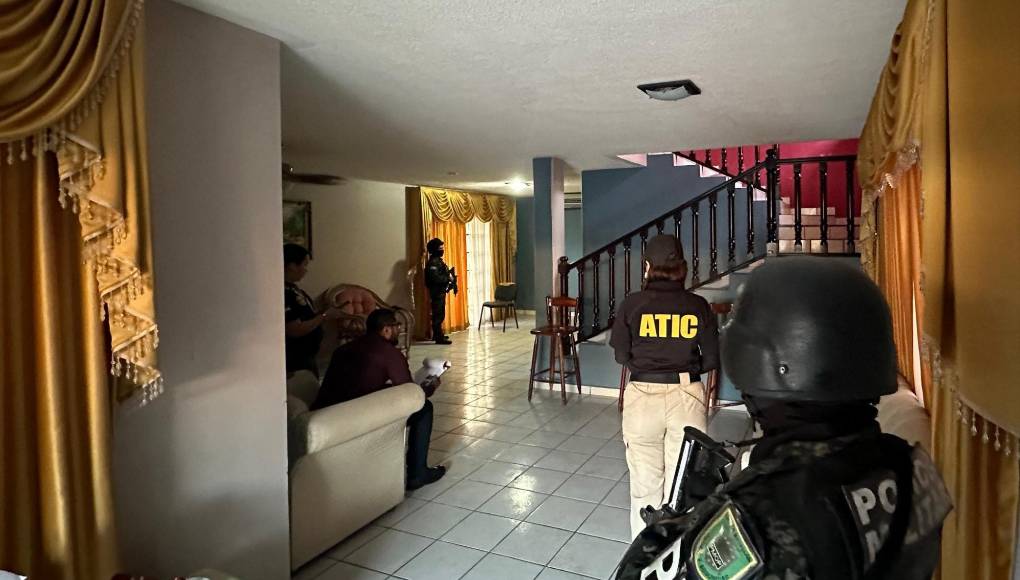 Se trata de 10 bienes inmuebles, tres sociedades mercantiles, tres lanchas y 55 vehículos, que fueron situados en Atlántida, Cortés e Islas de la Bahía, donde se efectuaron los 14 allanamientos ayer, inscritos a nombre del presunto cabecilla de esta estructura criminal Hebert Gabriel Cruz Haylock, su hermano Dimitris Rodolfo y otros integrantes de la organización. 