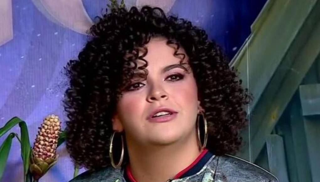 Su desenvolvimiento en el programa Juego de voces de Las Estrellas ha sido objeto de atención mediática, especialmente tras los rumores que la vinculan sentimentalmente con su compañero de elenco, Eduardo Capetillo Gaytán, y las especulaciones sobre su orientación sexual.