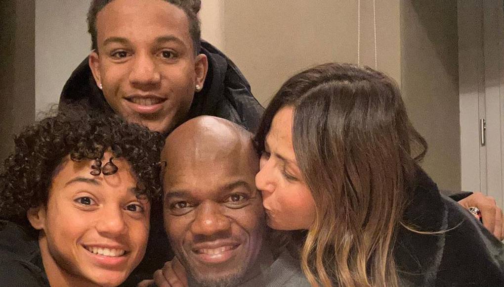 El exgoleador hondureño David Suazo junto a su esposa y sus adorados hijos.