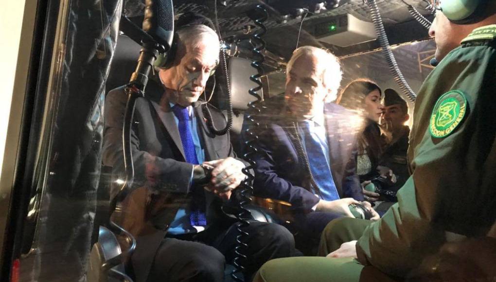 El expresidente chileno Sebastián Piñera murió este martes en un accidente de helicóptero. Aquí momentos antes de su muerte.