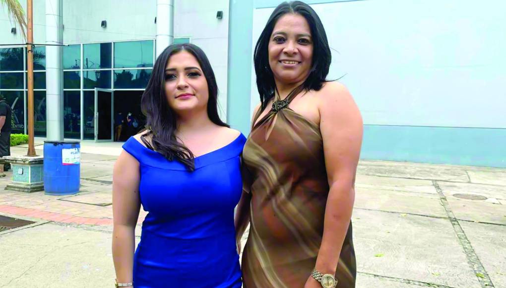 Nicole Ortega y Heidy Torres se graduaron de Lic. en Pedagogía.