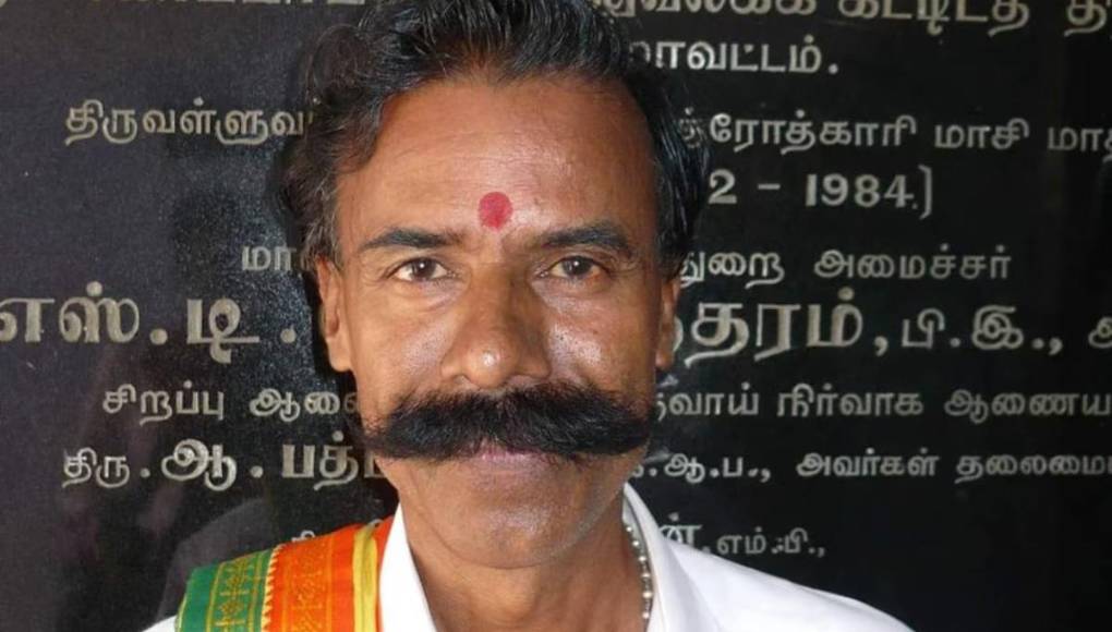 La victoria es participar y, cuando llega la inevitable derrota, está “feliz perdiendo”, asegura el hombre, que luce un imponente bigote de morsa.