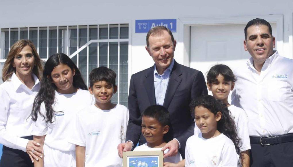 Emilio Butragueño con la caricatura que le obsequiaron los pequeños. 