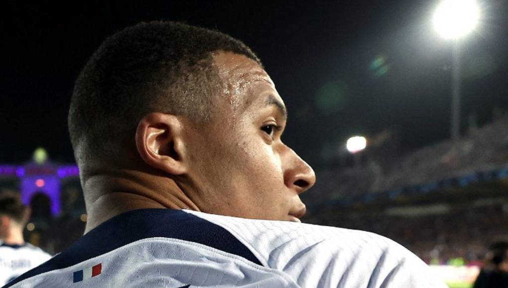 Según relataron los medios catalanes como Sport y Mundo Deportivo, Mbappé fue uno de los más eufóricos y se encargó de repetir una frase que retumbó en el plantel blaugrana.