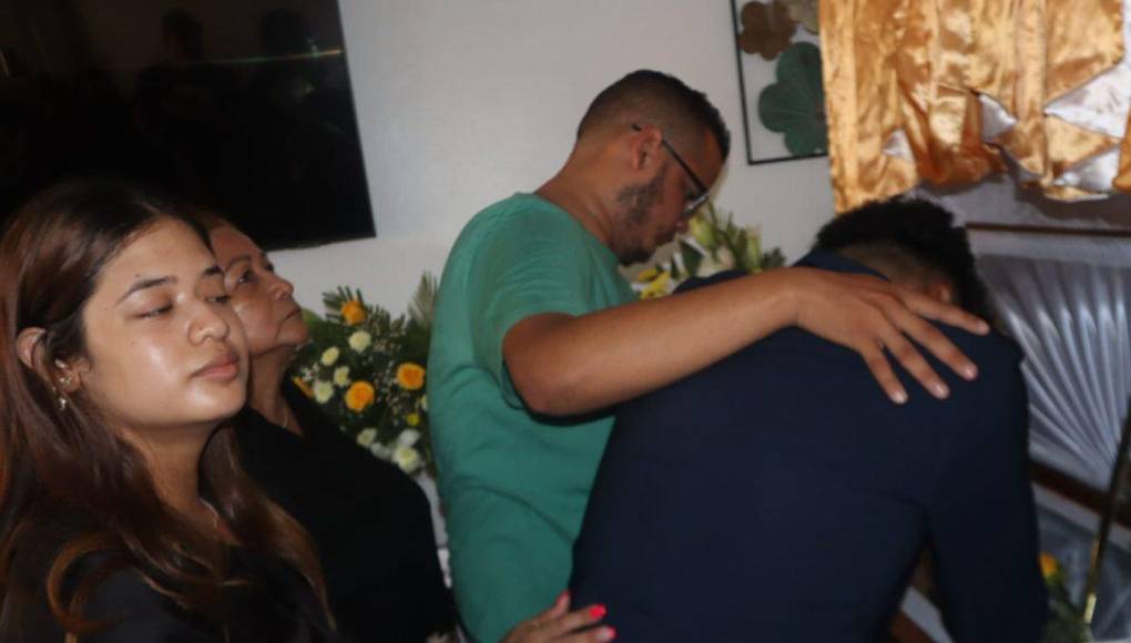 Rambo de León derramó lágrimas sobre el ataúd de Hermelindo Cantarero. 