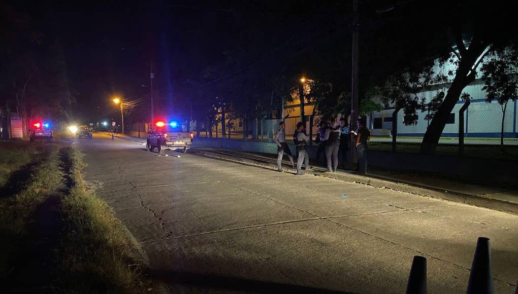 Agentes de la Policía Nacional acordonaron la escena y luego Medicina Forense realizó el levantamiento del cadáver. 