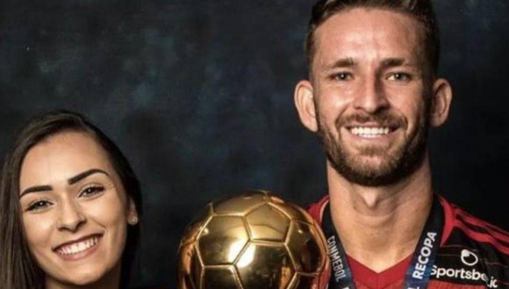 Tainá Castro tuvo una relación sentimental por muchos años con el jugador brasileño Leo Pereira, quien ahora sale con Karoline Lima. 