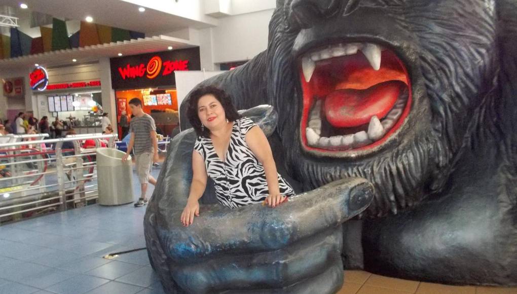 La docente era bastante activa en redes sociales, donde solía compartir sus aventuras, viajes y momentos entre familia y amigos. 