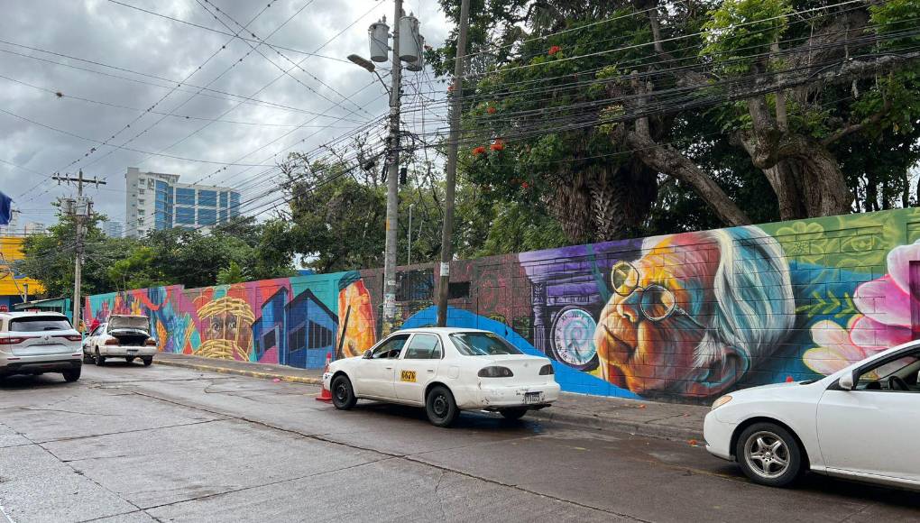 Del 12 al 27 de noviembre, la fachada del Asilo de Inválidos del Hospital San Felipe se llenó de vida gracias a la realización de un mural inspirado en las historias y vivencias de los residentes del Asilo del Hospital San Felipe. 