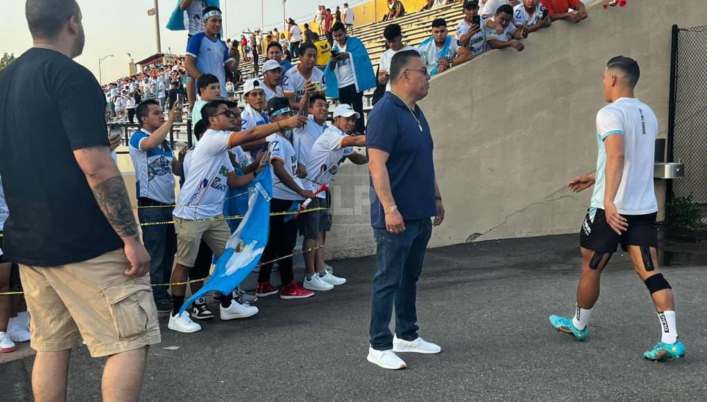 Kevin, Kevin, Kevin, decían los hinchas de Comunicaciones al ver al futbolista catrac ho que se coronó campeón del último campeonato Chapín.